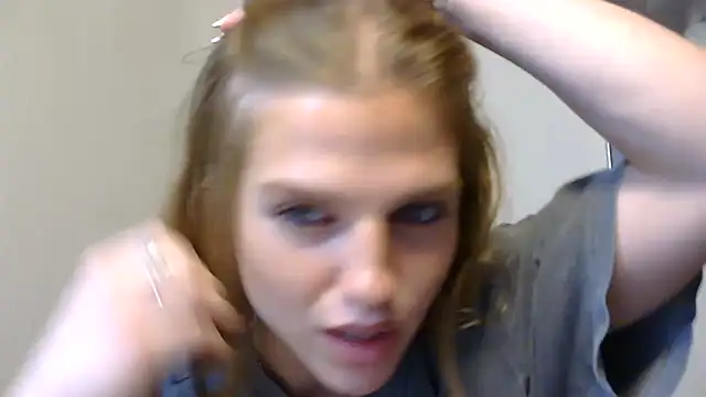 Snapshot of sweetceeme chatting on April 21, 1:42 am sweetceeme online show from April 21, 1:42 am