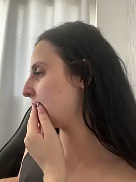 yumi-hot online show from April 13, 4:44 pm