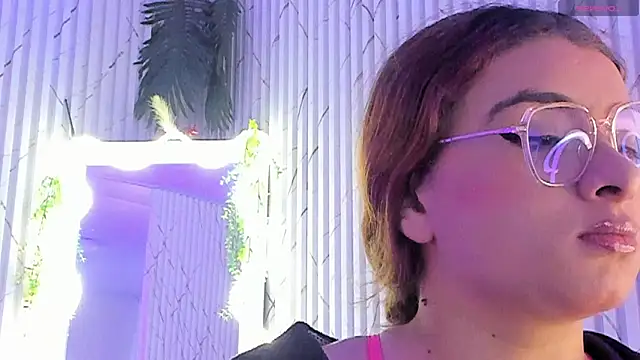 Naomy tay1 online show from May 1, 3:11 am