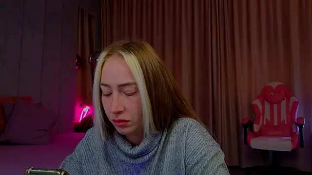 Reina Cummings online show from October 8, 6:26 am