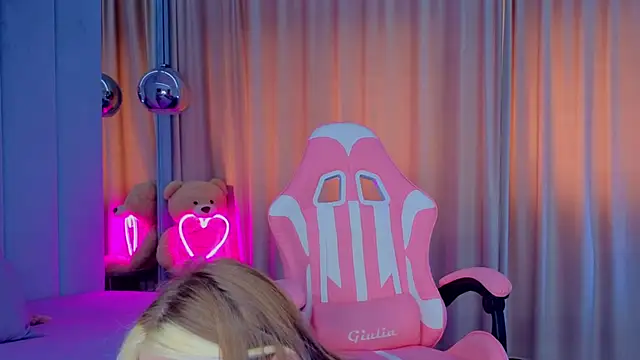 Reina Cummings online show from November 5, 6:49 am