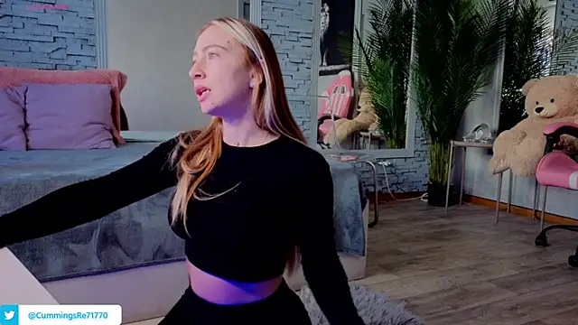 Reina Cummings online show from February 12, 7:41 am