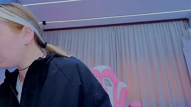 Reina Cummings online show from November 16, 7:02 am