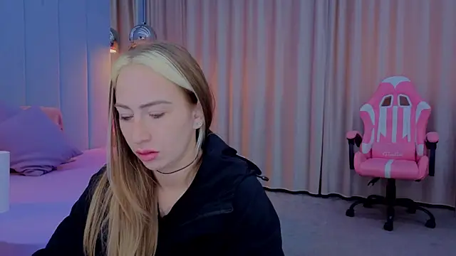 Reina Cummings online show from November 10, 7:24 am