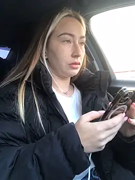 Reina Cummings online show from October 1, 5:01 am