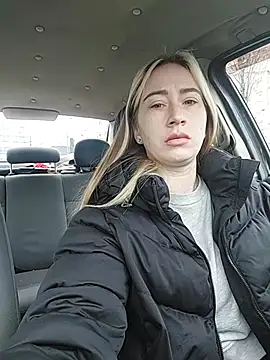 Reina Cummings online show from April 4, 6:42 am