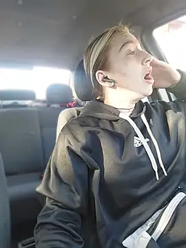 Reina Cummings online show from April 15, 5:02 am