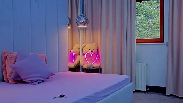 Reina Cummings online show from November 9, 6:39 am