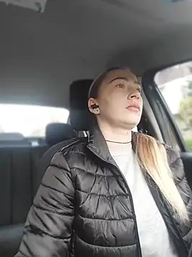 Reina Cummings online show from April 17, 5:10 am