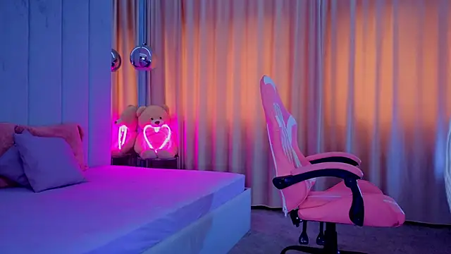 Reina Cummings online show from October 28, 6:34 am