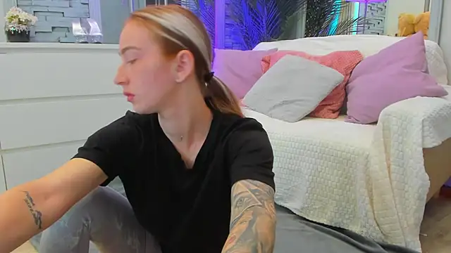 Reina Cummings online show from June 10, 6:14 am
