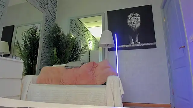 Reina Cummings online show from July 6, 4:30 am