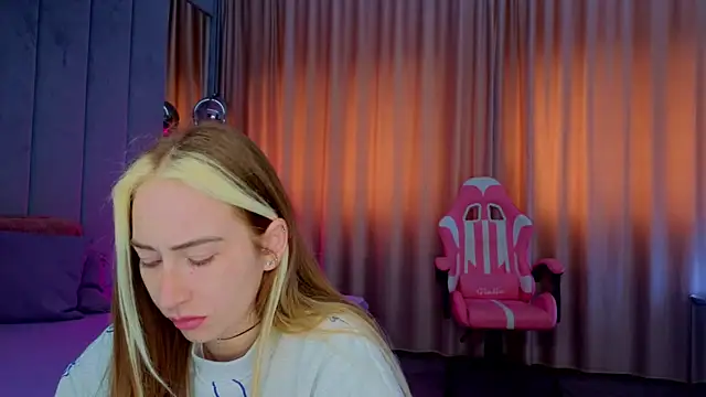 Reina Cummings online show from November 6, 7:23 am