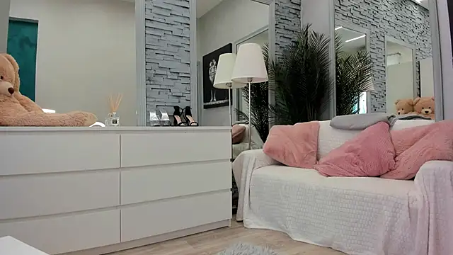 Reina Cummings online show from June 29, 6:42 am