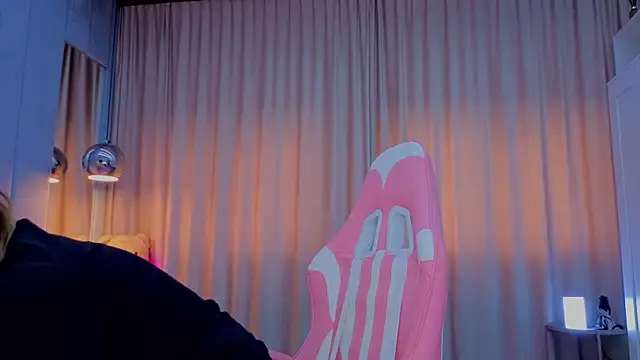 Reina Cummings online show from November 12, 7:01 am