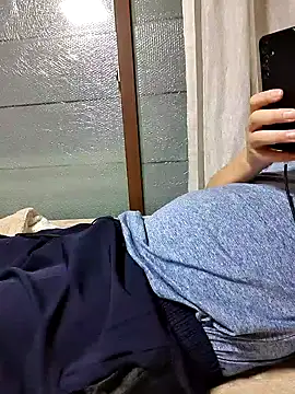 Snapshot of starvingo2002 chatting on December 18, 8:52 am starvingo2002 online show from December 18, 8:52 am