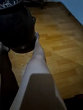 Snapshot of starvingo2002 chatting on November 15, 3:32 am starvingo2002 online show from November 15, 3:32 am