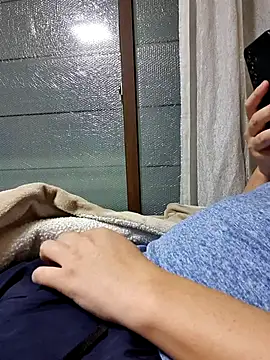 Snapshot of starvingo2002 chatting on December 17, 9:03 am starvingo2002 online show from December 17, 9:03 am