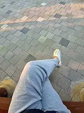 Snapshot of starvingo2002 chatting on October 25, 8:02 am starvingo2002 online show from October 25, 8:02 am