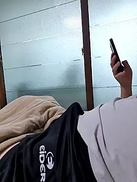 Snapshot of starvingo2002 chatting on November 24, 7:08 am starvingo2002 online show from November 24, 7:08 am