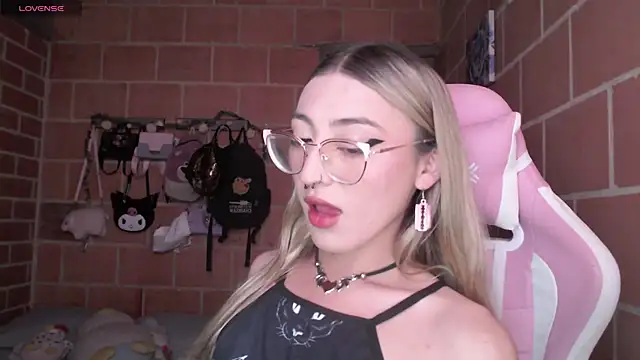 Snapshot of Andrea_camilaaa chatting on June 21, 6:57 pm Andrea camilaaa online show from June 21, 6:57 pm