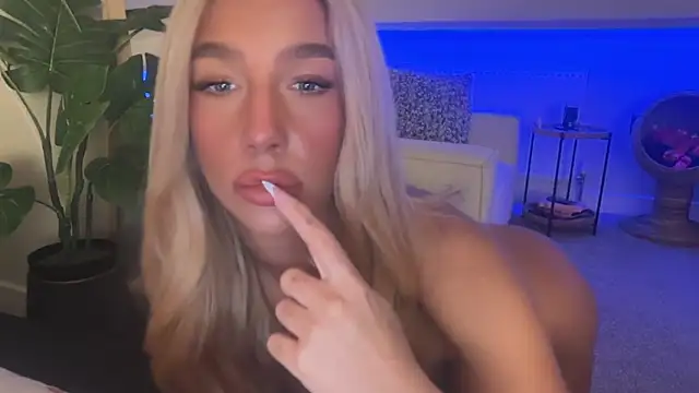 Snapshot of KENNIEXROSE chatting on November 5, 7:28 pm KENNIEXROSE online show from November 5, 7:28 pm