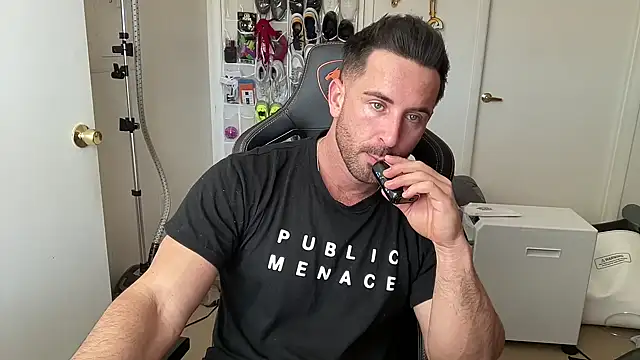 brettmycles28 online show from June 27, 4:13 pm