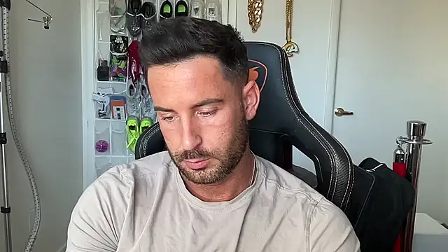 brettmycles28 online show from June 1, 1:33 pm