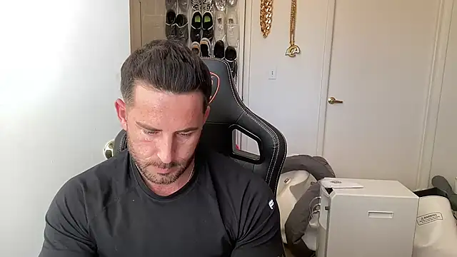 brettmycles28 online show from June 26, 3:18 pm