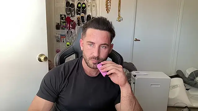 brettmycles28 online show from June 25, 9:09 pm