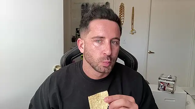 brettmycles28 online show from July 15, 6:26 pm