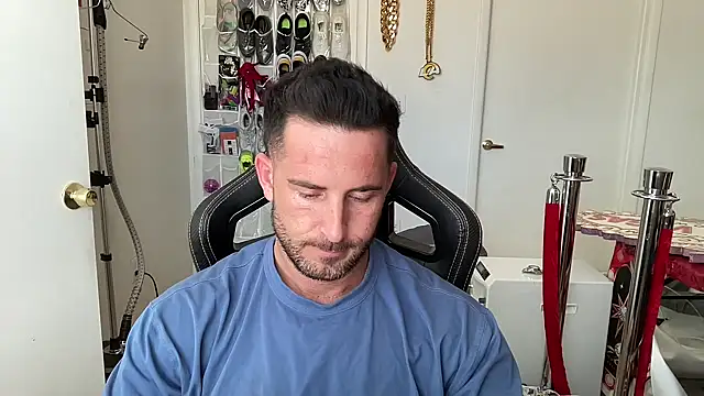 brettmycles28 online show from June 15, 7:02 pm