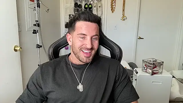 brettmycles28 online show from July 11, 7:25 pm