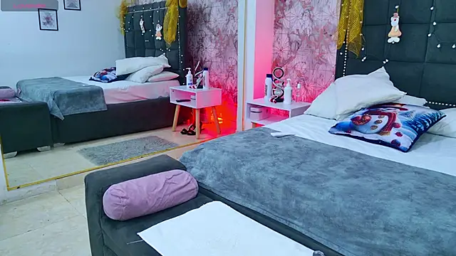 Angelique Angell online show from December 5, 7:45 pm