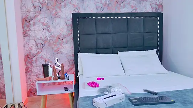 Angelique Angell online show from November 5, 7:50 pm