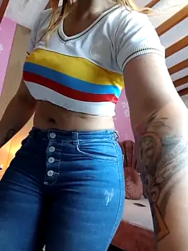 Snapshot of AlissonPeach01 chatting on October 2, 1:25 pm AlissonPeach01 online show from October 2, 1:25 pm