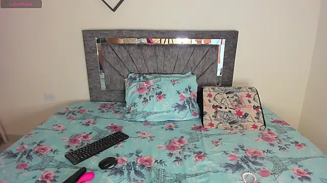 Laurasofia01 online show from November 30, 12:11 am