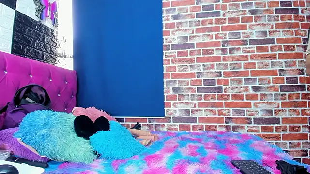 Snapshot of aliaandadara chatting on February 5, 10:27 pm aliaandadara online show from February 5, 10:27 pm