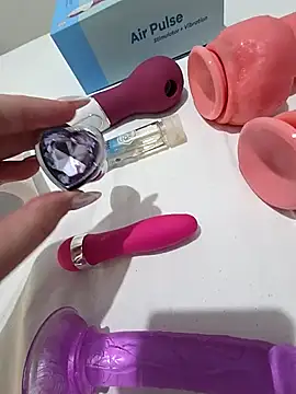 Snapshot of abrilour chatting on October 17, 1:20 am abrilour online show from October 17, 1:20 am