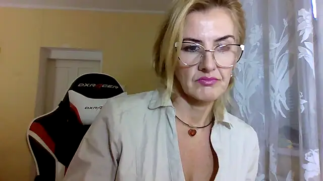 Snapshot of TianaQLove chatting on October 8, 10:50 am TianaQLove online show from October 8, 10:50 am