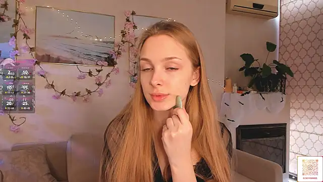 Snapshot of CindyGreen chatting on October 31, 6:21 am CindyGreen online show from October 31, 6:21 am