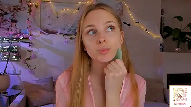 Snapshot of CindyGreen chatting on October 25, 6:56 am CindyGreen online show from October 25, 6:56 am