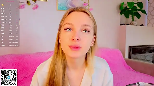 Snapshot of CindyGreen chatting on October 5, 6:26 am CindyGreen online show from October 5, 6:26 am