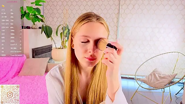 Snapshot of CindyGreen chatting on October 10, 6:25 am CindyGreen online show from October 10, 6:25 am