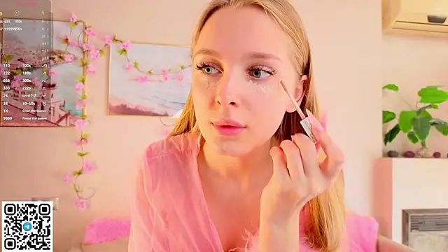 Snapshot of CindyGreen chatting on October 3, 6:15 am CindyGreen online show from October 3, 6:15 am