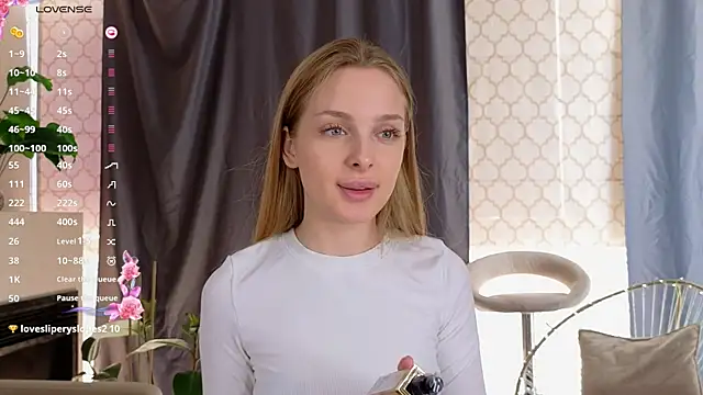 Snapshot of CindyGreen chatting on November 18, 6:28 am CindyGreen online show from November 18, 6:28 am