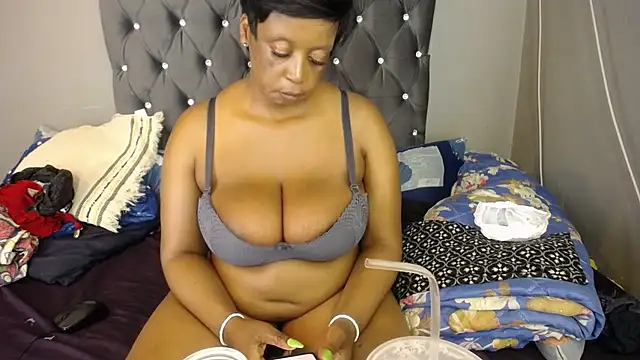 BIG BOOBSxXxX online show from April 16, 8:53 pm