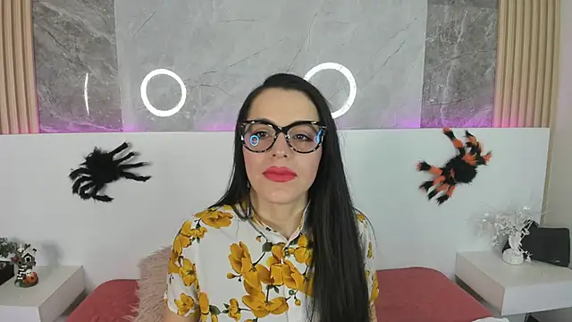 IsisNoir online show from October 6, 7:36 pm