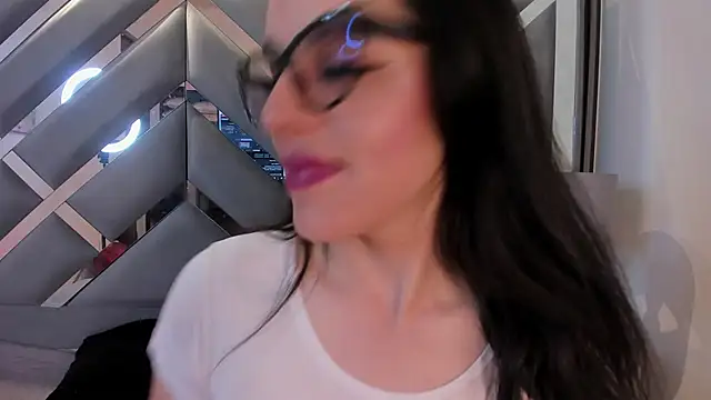 IsisNoir online show from October 7, 7:26 pm