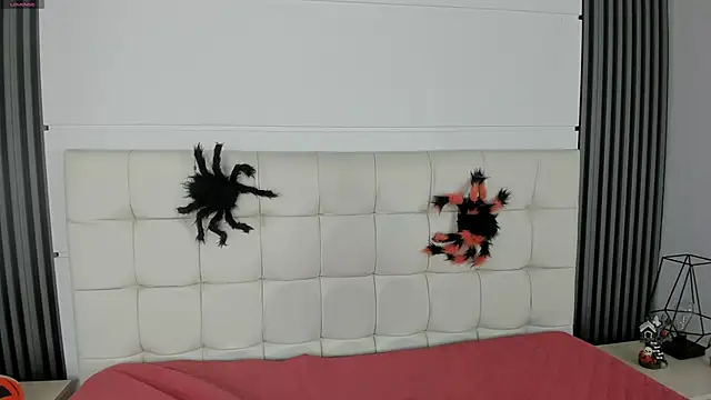 IsisNoir online show from October 8, 9:15 pm